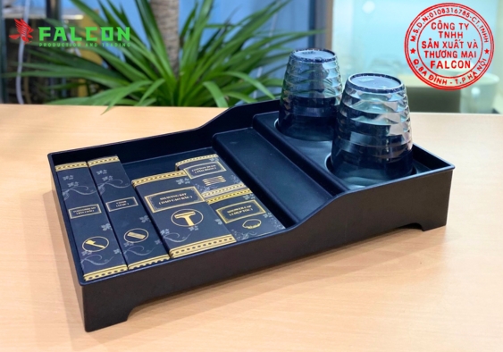 Thiết kế khay đi kèm vị trí úp cốc giúp giữ cốc sạch sẽ và khô thoáng.