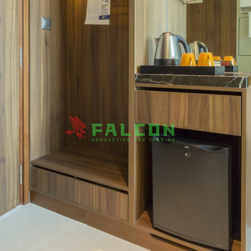 Tủ mát không chỉ là một thiết bị hữu ích mà còn là một phần trang trí, góp phần nâng cao chất lượng dịch vụ và tạo sự thoải mái cho khách hàng.