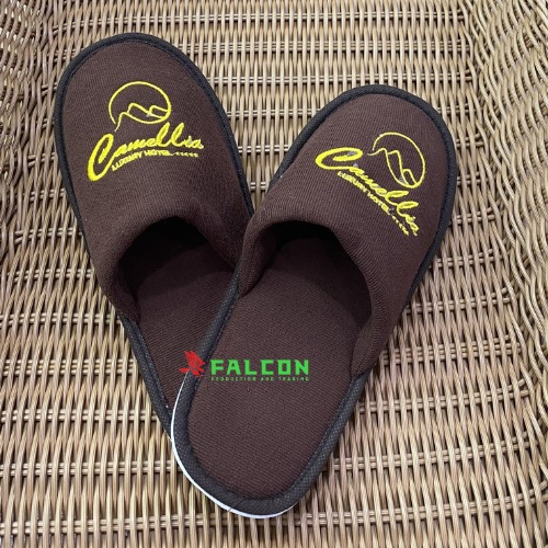 Chất liệu vải nhẹ và bền, giúp dép vải chịu được sử dụng lâu dài mà không bị hư hỏng hay mất form.