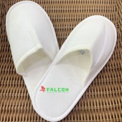 Chất liệu vải mềm mại, dễ chịu, giúp khách hàng cảm thấy thoải mái khi di chuyển trong phòng tắm hoặc các khu vực công cộng của khách sạn.