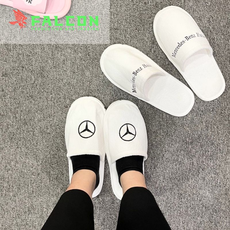 Dép đi trong nhà được thiết kế mềm mại, mang lại cảm giác êm ái cho đôi chân sau một ngày dài.