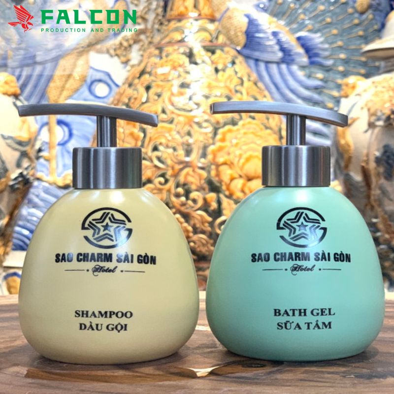 Chất liệu nhựa cao cấp hoặc mica trong suốt giúp bình bền đẹp và dễ theo dõi lượng dung dịch bên trong.