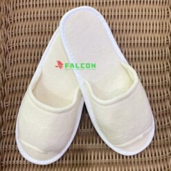 Màu sắc dép vải thường là trắng hoặc be, dễ dàng phối hợp với nội thất phòng tắm và tạo cảm giác sạch sẽ.