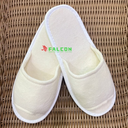 Màu sắc dép vải thường là trắng hoặc be, dễ dàng phối hợp với nội thất phòng tắm và tạo cảm giác sạch sẽ.