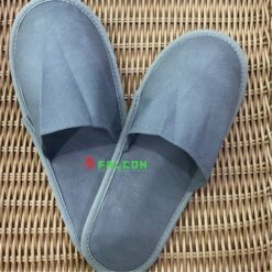 Mỗi đôi dép dùng một lần là sự kết hợp hoàn hảo giữa sự tiện lợi và tính thẩm mỹ, thể hiện phong cách hiện đại của khách sạn.