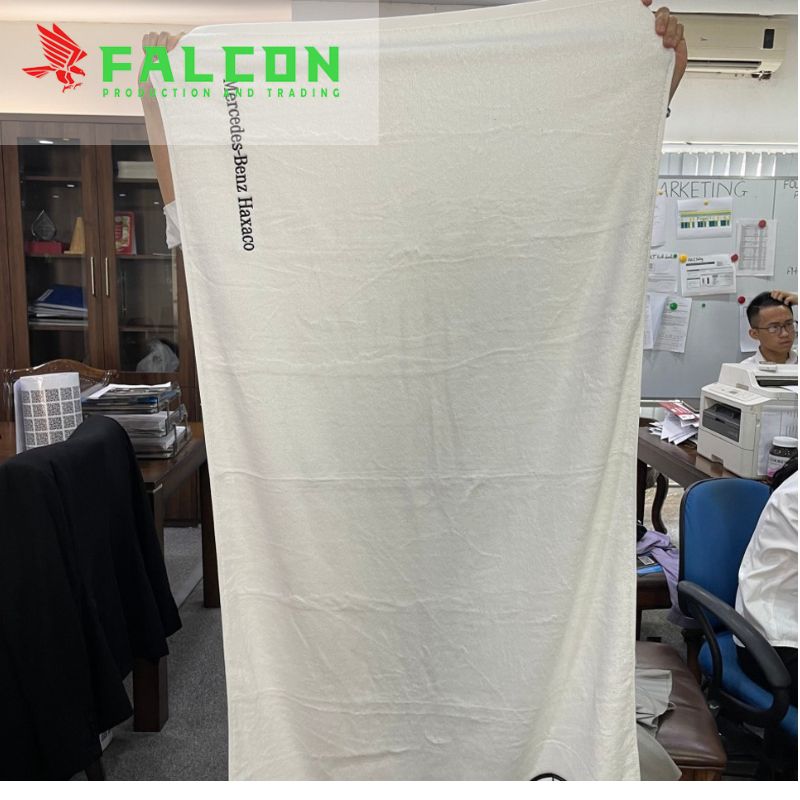 Khăn tắm được làm từ sợi cotton cao cấp, mang lại cảm giác mềm mại và dễ chịu khi sử dụng.