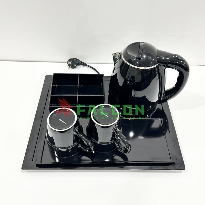 Bộ sản phẩm được thiết kế đồng bộ, gồm ấm siêu tốc Honeyson cao cấp, khay tiếp khách và các phụ kiện uống nước được bố trí khoa học, giúp không gian phòng trở nên gọn gàng và chuyên nghiệp hơn.