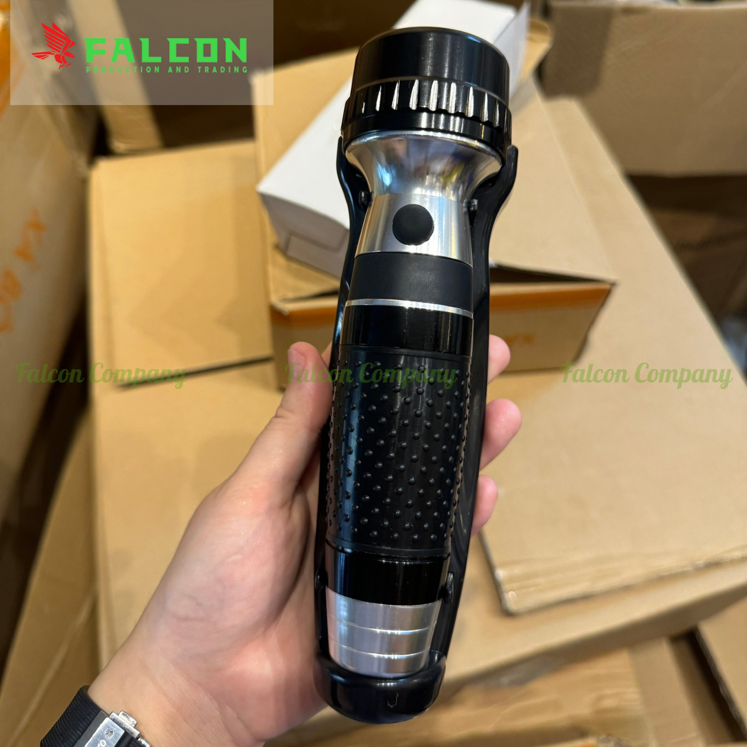 Đèn pin có nhiều chế độ sáng khác nhau, phù hợp cho nhiều tình huống sử dụng.