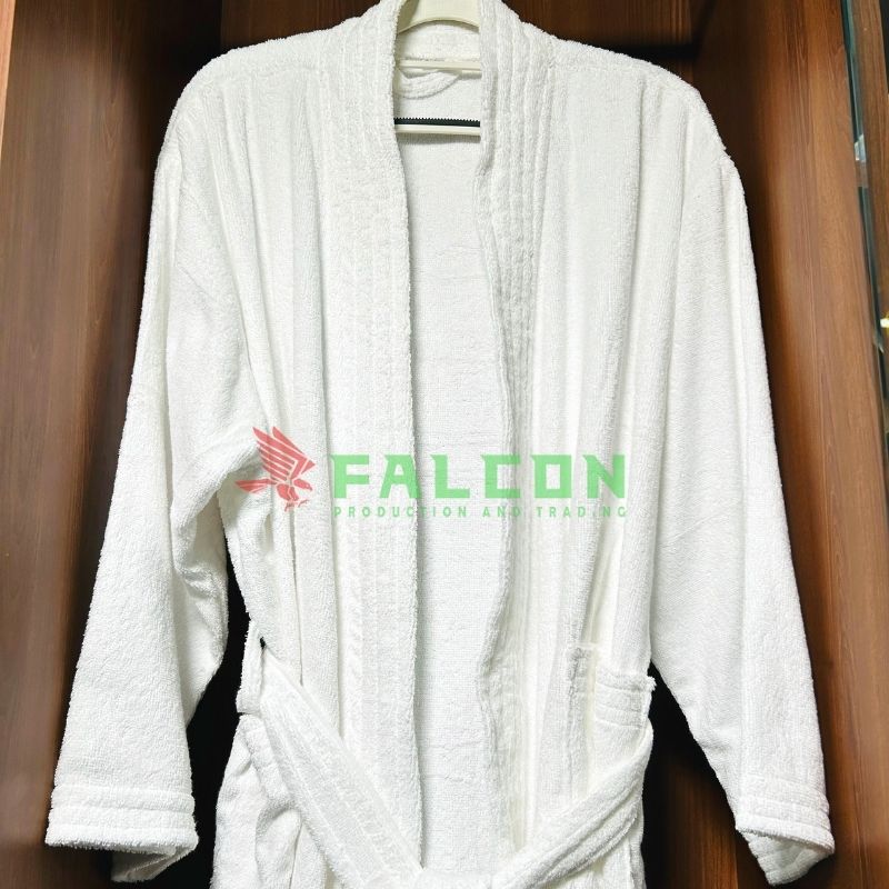 Tone màu trắng tinh tế mang đến vẻ sang trọng và sạch sẽ chuẩn khách sạn 4–5 sao.