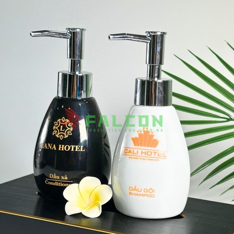 Bề mặt gốm sứ dễ dàng vệ sinh và không bám bẩn, giữ bình luôn sạch sẽ và bóng loáng.