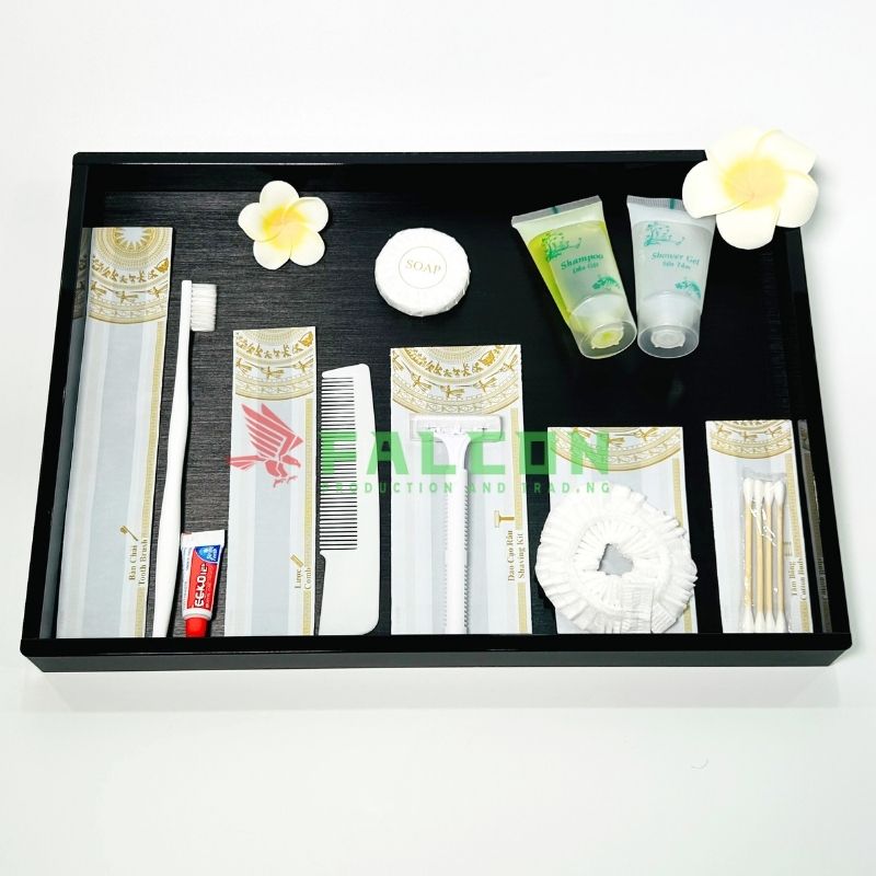 Bộ amenities trắng giúp không gian phòng tắm trông sáng và thoáng hơn