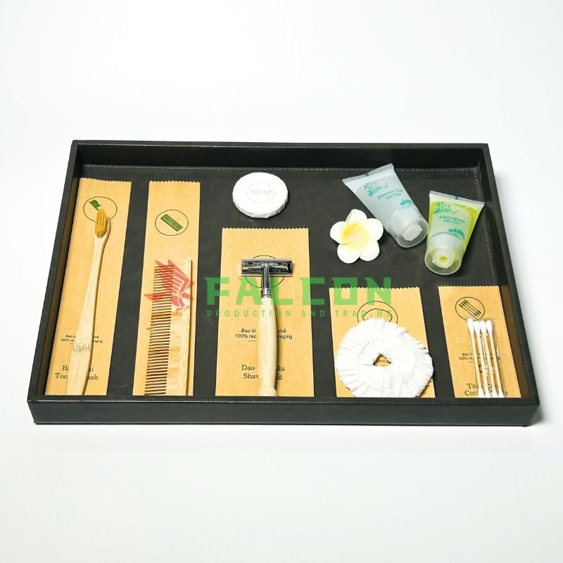 Bộ amenities tre thân thiện thể hiện sự quan tâm của khách sạn đến sức khỏe và môi trường.