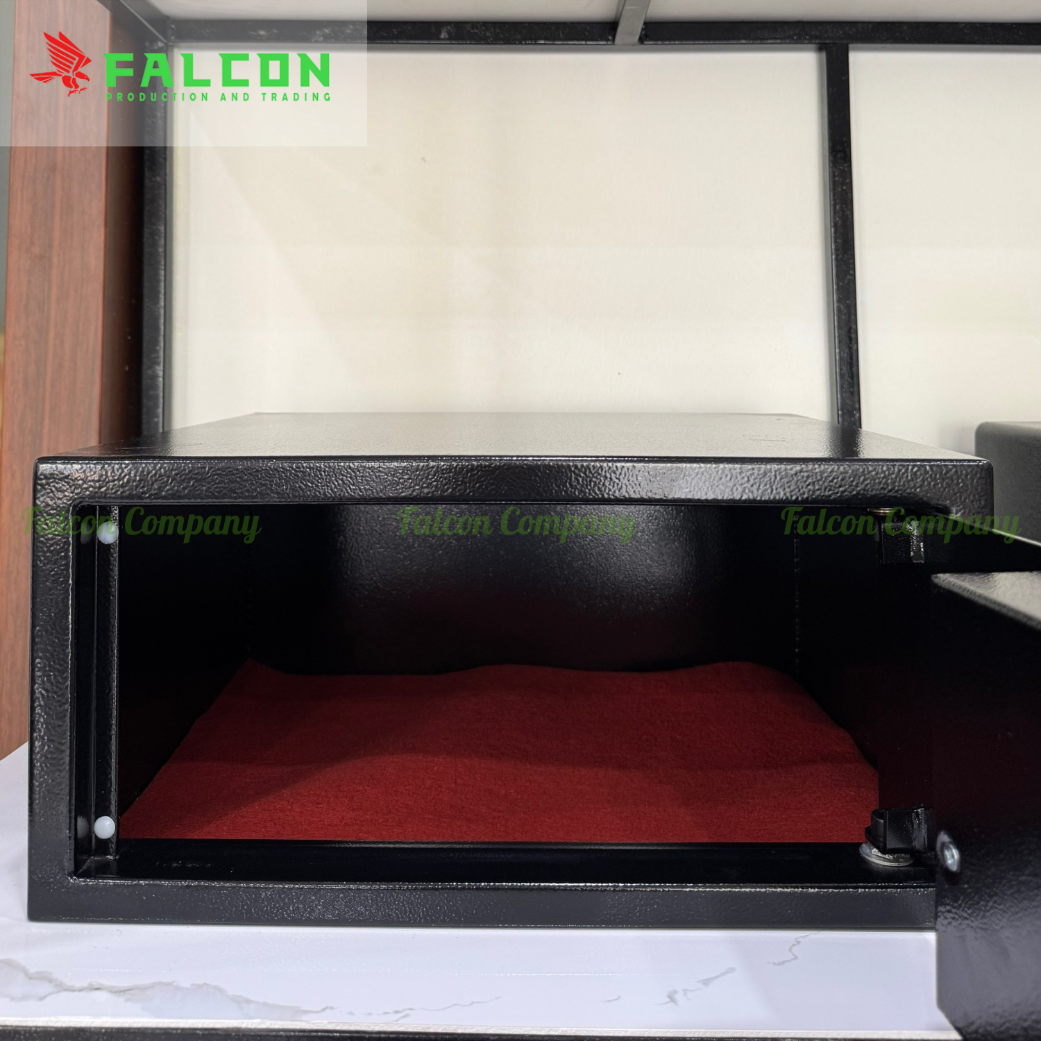 Khoang chứa rộng rãi cho phép khách lưu giữ hộ chiếu, tiền mặt và giấy tờ quan trọng.