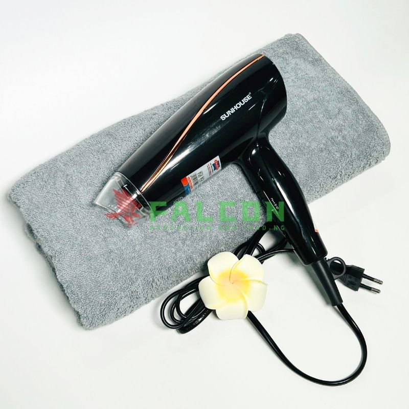 Thiết kế cong mềm mại ôm trọn lòng bàn tay, mang lại cảm giác cầm nắm thoải mái ngay cả khi sử dụng lâu.