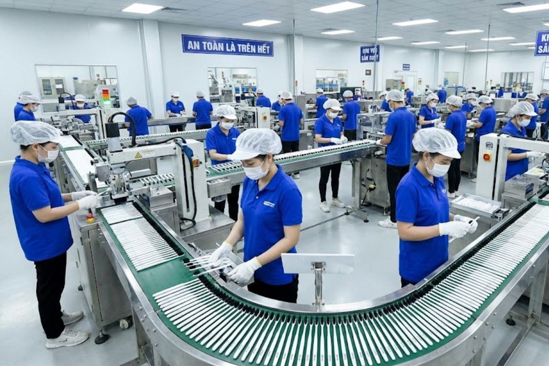 Với dây chuyền sản xuất hiện đại, xưởng đảm bảo lưỡi bàn chải sắc bén và lông mềm, không gây hại cho nướu và men răng.