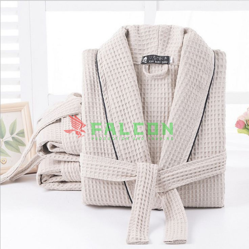 Áo choàng có đường may chắc chắn, bền đẹp và không dễ bị rách sau nhiều lần giặt.