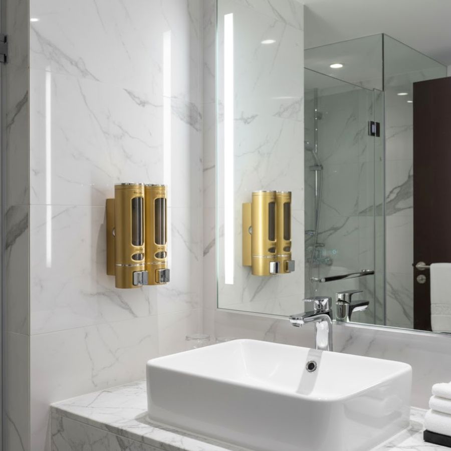 Thiết kế vòi nhấn hoặc vòi bóp giúp khách sử dụng dễ dàng mà không lo bị rò rỉ hoặc bẩn.