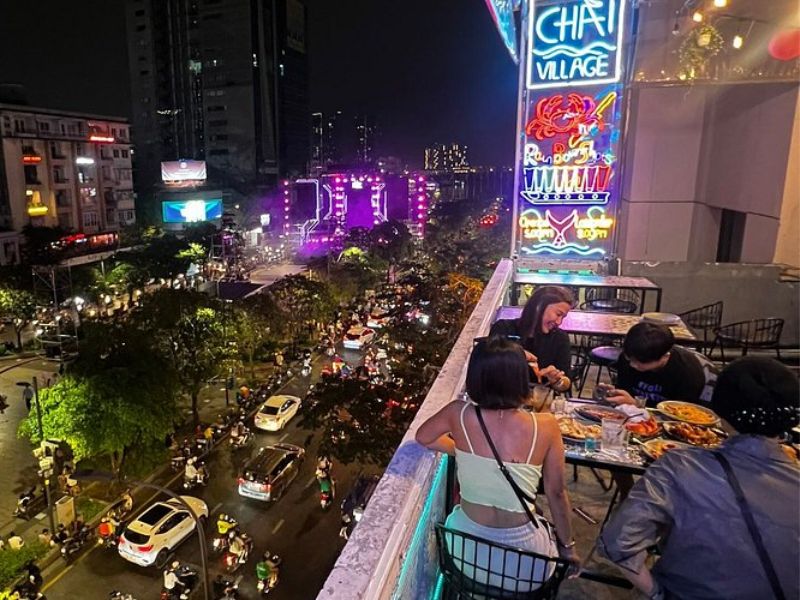 Thực khách lựa chọn hải sản tươi sống và chế biến theo ý thích.