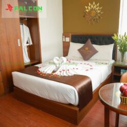 Sự mềm mại của chăn và gối giúp mang lại cảm giác nhẹ nhàng, dễ chịu khi chìm vào giấc ngủ.