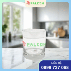 Cốc thủy tinh có thiết kế trong suốt, mang lại vẻ sang trọng và tinh tế.