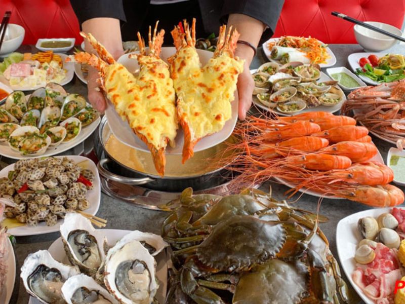 Không gian buffet sang trọng với tầm nhìn từ trên cao.