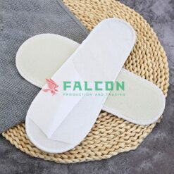 Đế dép chắc chắn và chống trơn, giúp khách di chuyển an toàn trong phòng tắm mà không lo trượt ngã.