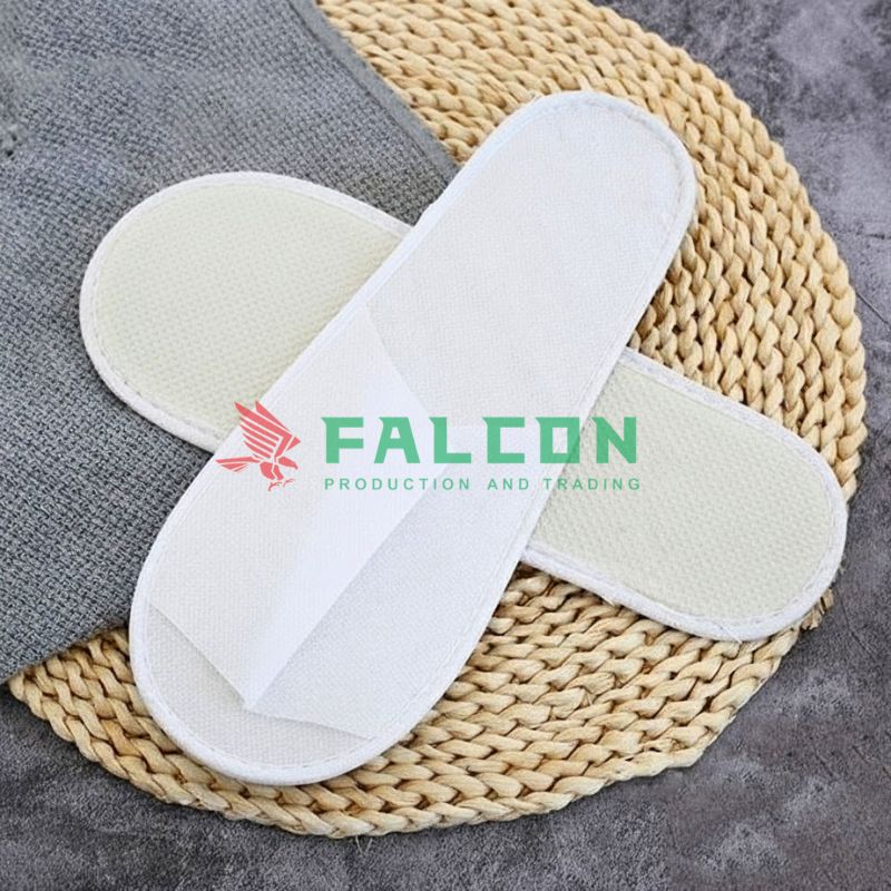 Đế dép chắc chắn và chống trơn, giúp khách di chuyển an toàn trong phòng tắm mà không lo trượt ngã.