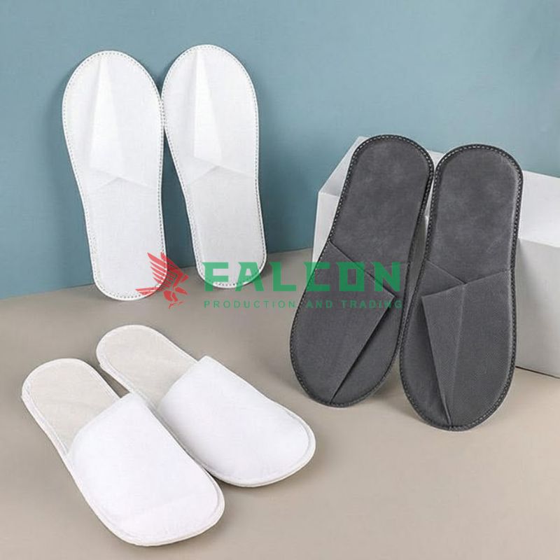 Màu sắc dép khách sạn thường là trắng hoặc be, mang lại sự sạch sẽ và dễ dàng kết hợp với không gian phòng.