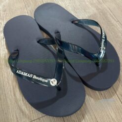 Chất liệu xốp mềm mại giúp dép nhẹ và dễ chịu khi mang vào, tạo cảm giác thoải mái cho khách.