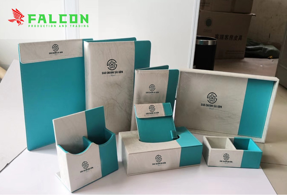 Tông màu da đồng bộ giúp căn phòng trở nên tinh tế và chuyên nghiệp hơn.