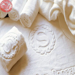 Với chất liệu vải dệt cao cấp, khăn giữ được độ mềm mại và thoáng khí, không gây kích ứng cho da nhạy cảm.