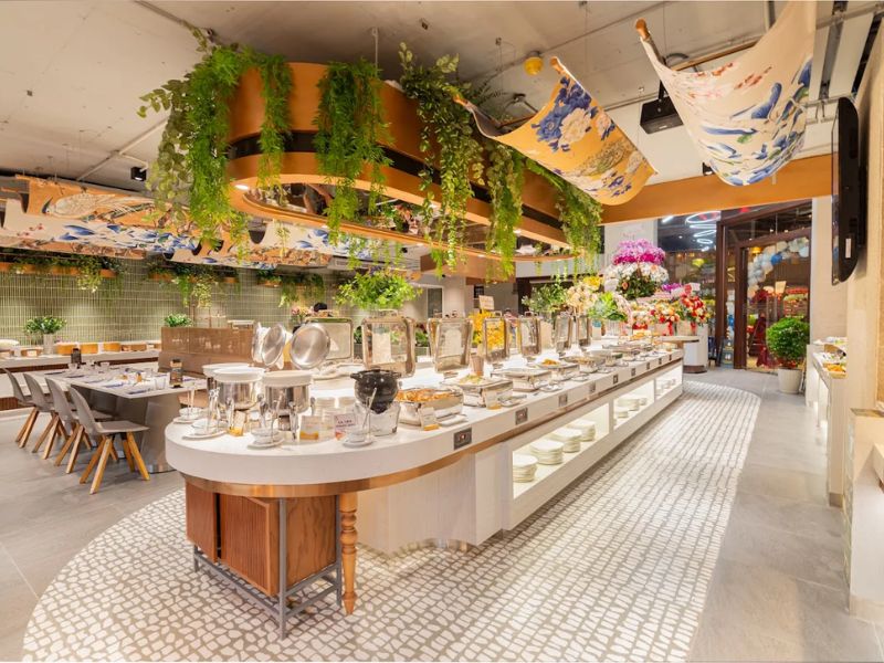 Bàn tiệc buffet kết hợp món Việt truyền thống và món Âu hiện đại.
