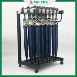 Kệ đựng dù có khả năng chứa nhiều chiếc dù cùng lúc, phù hợp với các khách sạn có lượng khách đông đúc.