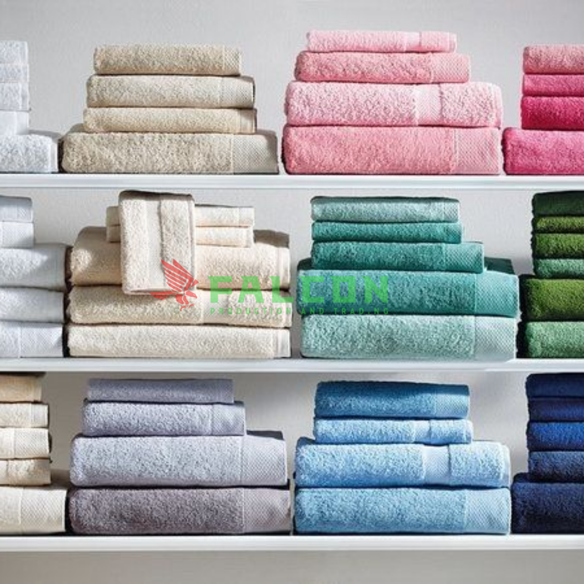 Độ dày của khăn vừa phải, mang lại cảm giác ấm áp khi quấn quanh người.