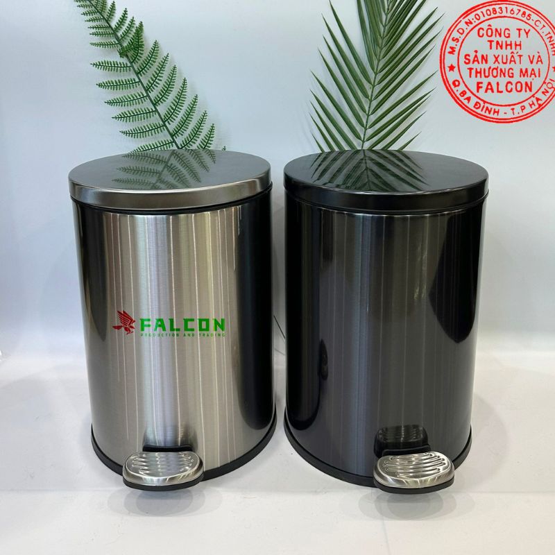 Chất liệu Nano cao cấp giúp thùng rác chống bám bẩn, dễ dàng vệ sinh và giữ thùng luôn sáng bóng.