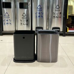 Thùng rác được thiết kế với nắp kín, giúp giữ mùi hôi bên trong và giữ không gian phòng luôn trong lành.