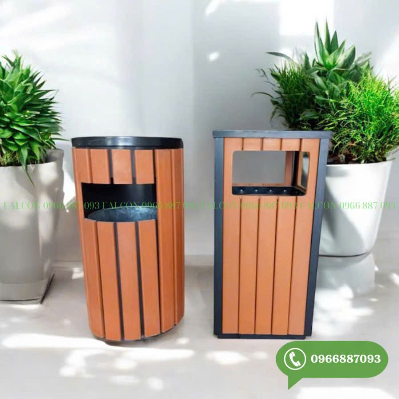 Thùng rác có hệ thống khóa an toàn, giúp bảo vệ rác khỏi sự xâm nhập của động vật hoặc gió mạnh.