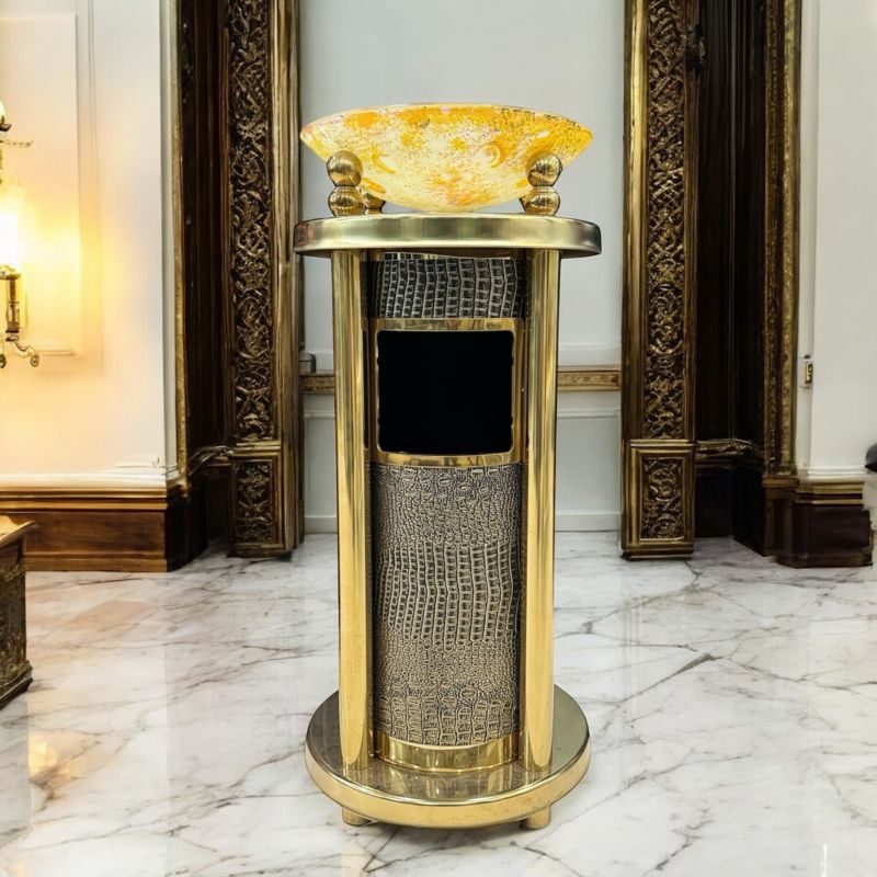 Thiết kế sang trọng và hiện đại của thùng rác tạo điểm nhấn cho khu vực sảnh tiếp đón.