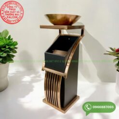 Thùng rác được làm từ chất liệu chịu lực tốt, không dễ bị vỡ hay hư hỏng trong quá trình sử dụng.