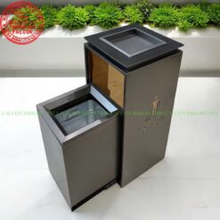 Thùng rác có bánh xe tiện lợi, dễ dàng di chuyển từ khu vực này sang khu vực khác trong sảnh.