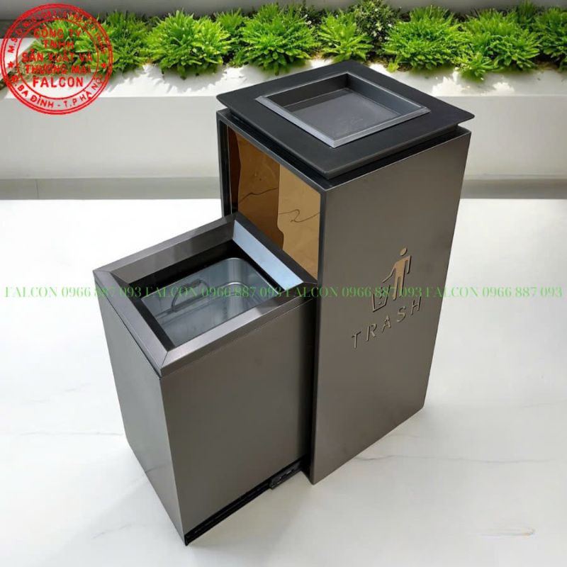 Thùng rác có bánh xe tiện lợi, dễ dàng di chuyển từ khu vực này sang khu vực khác trong sảnh.