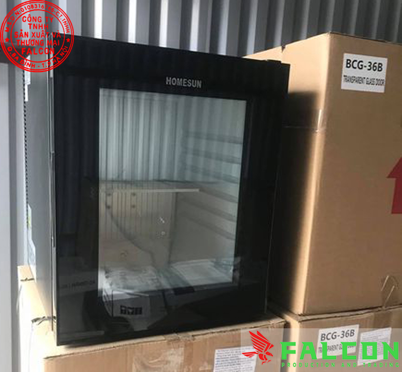 Thiết kế cánh kính mang đến sự tiện dụng, giúp khách dễ dàng quan sát đồ uống mà không cần mở cửa tủ.