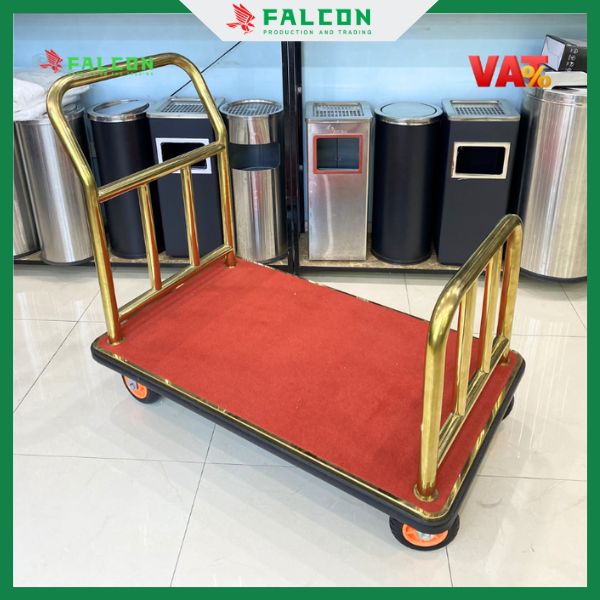 Xe đẩy đa năng mạ vàng mang đến vẻ đẹp sang trọng và đẳng cấp, phù hợp với không gian phòng VIP của khách sạn cao cấp.