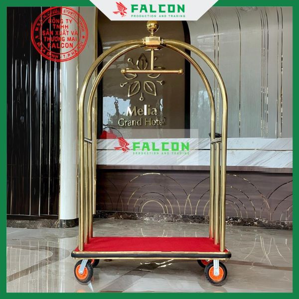 Xe đẩy có thiết kế tay cầm tiện lợi, giúp nhân viên khách sạn di chuyển dễ dàng trong khu vực phòng hoặc khu vực chung.
