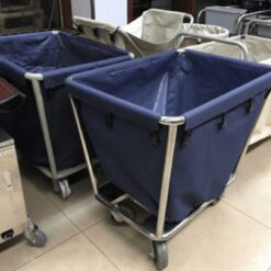 Túi đồ dơ có thể tháo lắp dễ dàng để giặt hoặc thay mới.