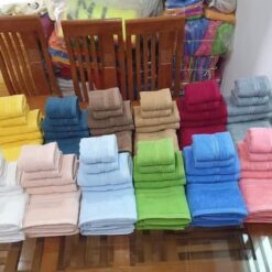 Với đường viền may tỉ mỉ, khăn mang lại vẻ đẹp tinh tế và sang trọng, phù hợp với các loại phòng cao cấp.