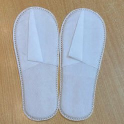 Chất liệu vải không dệt mềm mại và thoáng khí, mang lại cảm giác dễ chịu khi sử dụng.