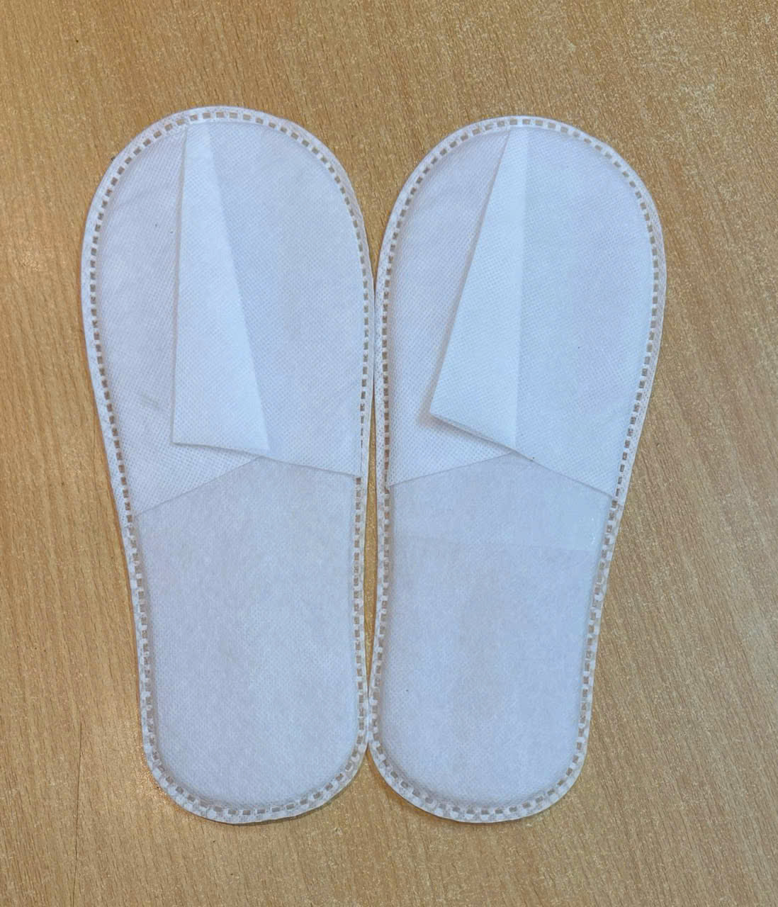 Chất liệu vải không dệt mềm mại và thoáng khí, mang lại cảm giác dễ chịu khi sử dụng.