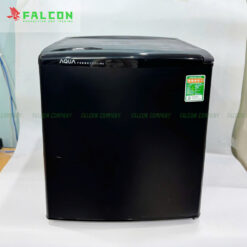 Tủ lạnh mini Aqua là phụ kiện không thể thiếu giúp phòng khách sạn trở nên tiện nghi và hiện đại hơn.