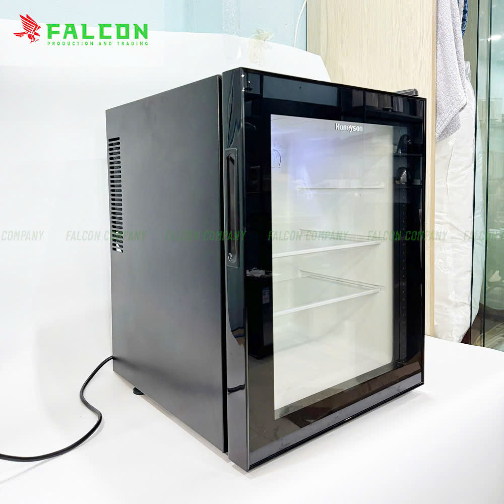 Cánh kính trong suốt giúp không gian phòng thêm thoáng đãng, đồng thời dễ dàng vệ sinh.